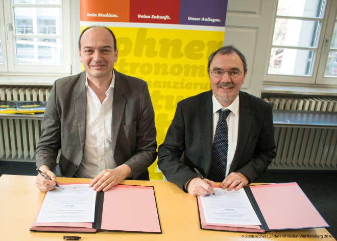 Studierendenwerk Karlsruhe positioniert sich als zukunftsorientierter Arbeitgeber: Michael Postert, Geschäftsführer Studierendenwerk Karlsruhe und Erich Stutzer, Leiter FamilienForschung Baden-Württemberg. Studierendenwerk Karlsruhe positioniert sich als zukunftsorientierter Arbeitgeber: Michael Postert, Geschäftsführer Studierendenwerk Karlsruhe und Erich Stutzer, Leiter FamilienForschung Baden-Württemberg.