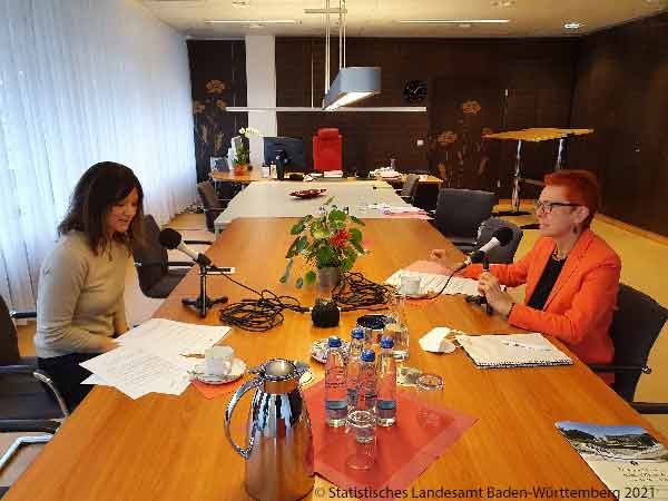 Aufnahme des Podcasts zu den vorläufigen Ergebnissen der Landtagswahl (links Bianca Braun, Landeszentrale für politische Bildung, rechts Dr. Anke Rigbers, Präsidentin des Statistischen Landesamtes)