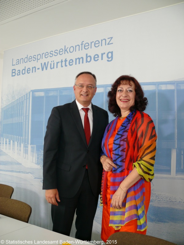 Pressekonferenz in Stuttgart: Dr. Carmina Brenner (Präsidentin des Statistischen Landesamtes) und Andreas Stoch (Kultusminister).
