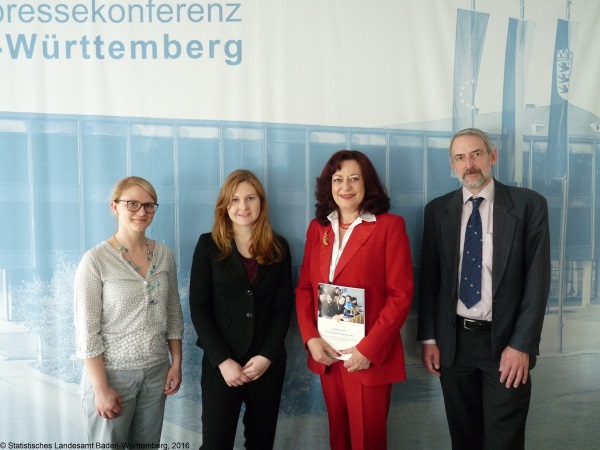 Nach der Pressekonferenz (von links): Annina Epple, Wiebke Butz, Präsidentin Dr. Carmina Brenner und Dr. Rainer Wolf (alle Statistisches Landesamt).