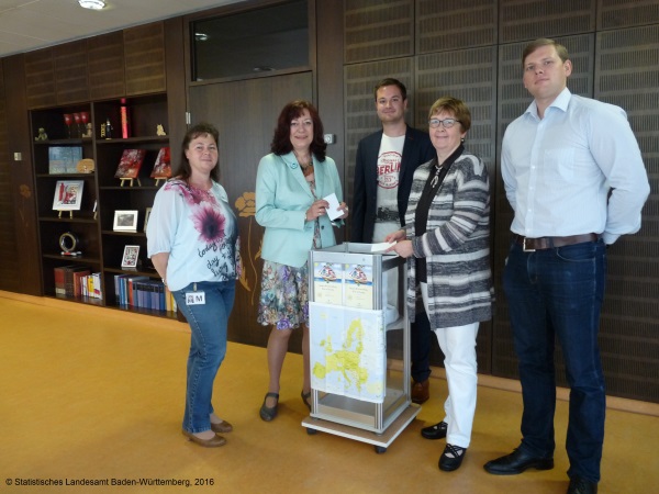 Ziehung der Gewinner: Ingeborg Amrouch (Europareferat Staatsministerium, 2. von rechts), Claudia Schuster, Präsidentin Dr. Carmina Brenner, Thomas Meisel und Florian Schwarz (alle Statistisches Landesamt).