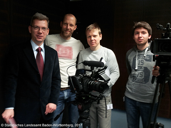 Nach dem Interview (von links): Thomas Lauer (Referat „Preise, Verdienste, Freiwillige Haushaltebefragungen“) mit dem Filmteam der Prouktionsfirma SchwabenFilm im Statistischen Landesamt.