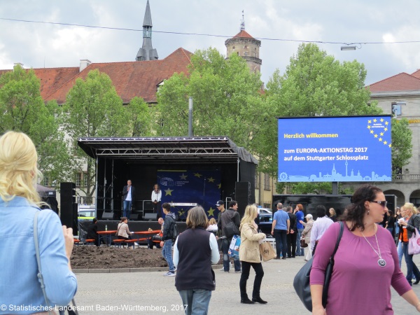 Großes Besucherinteresse am Europaaktionstag auf dem Schlossplatz in Stuttgart.