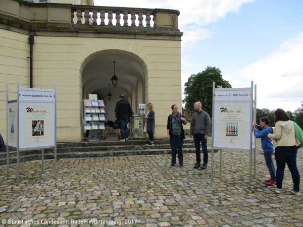 Besucher am Stand des Statistischen Landesamtes Baden-Württemberg.