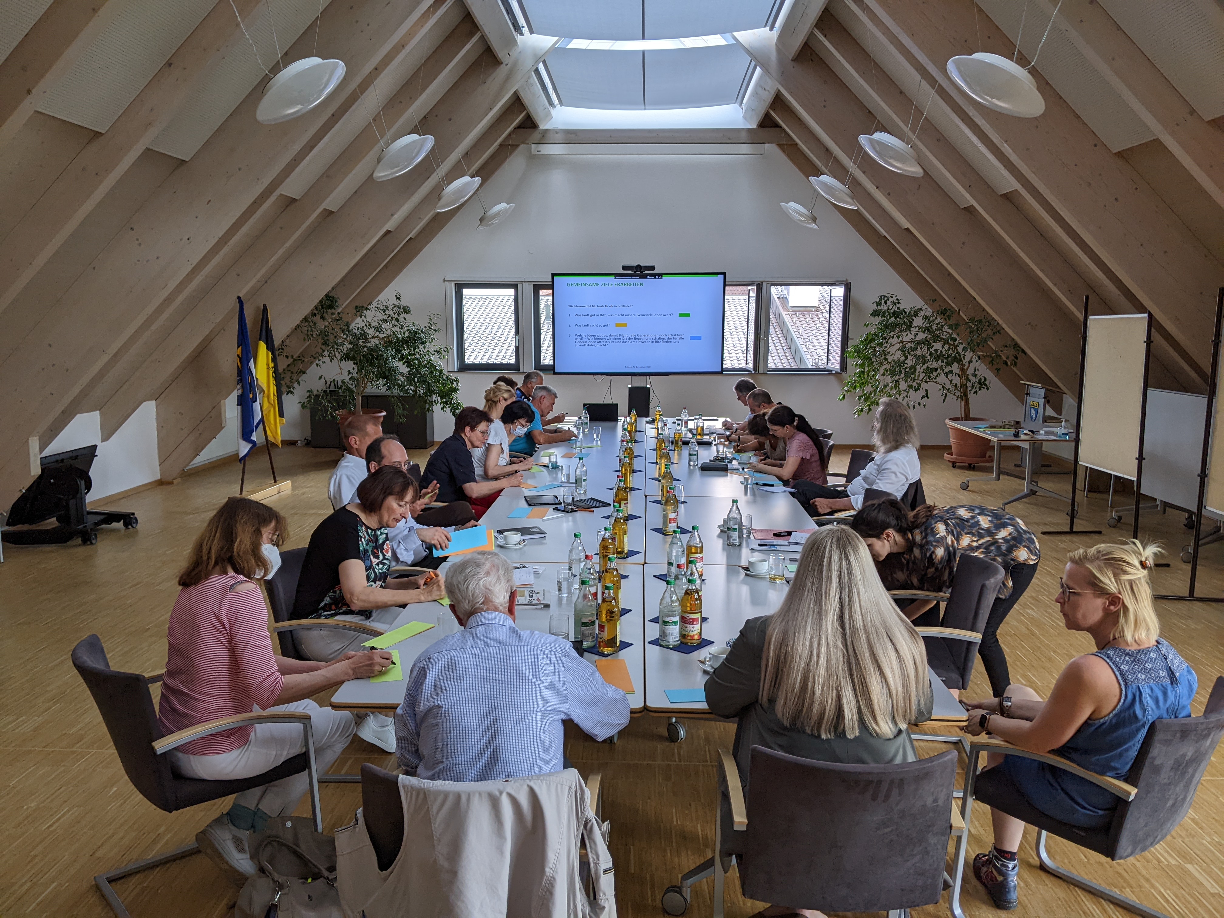 Symbolbild: Projektgruppe sitzt zusammen