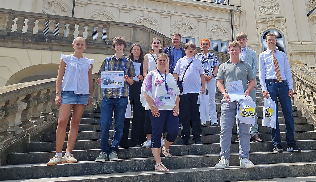 Preisträgerinnen und Preisträger des Europaschülerquiz 2026 - Gruppenfoto vor dem Schloss Solitude.