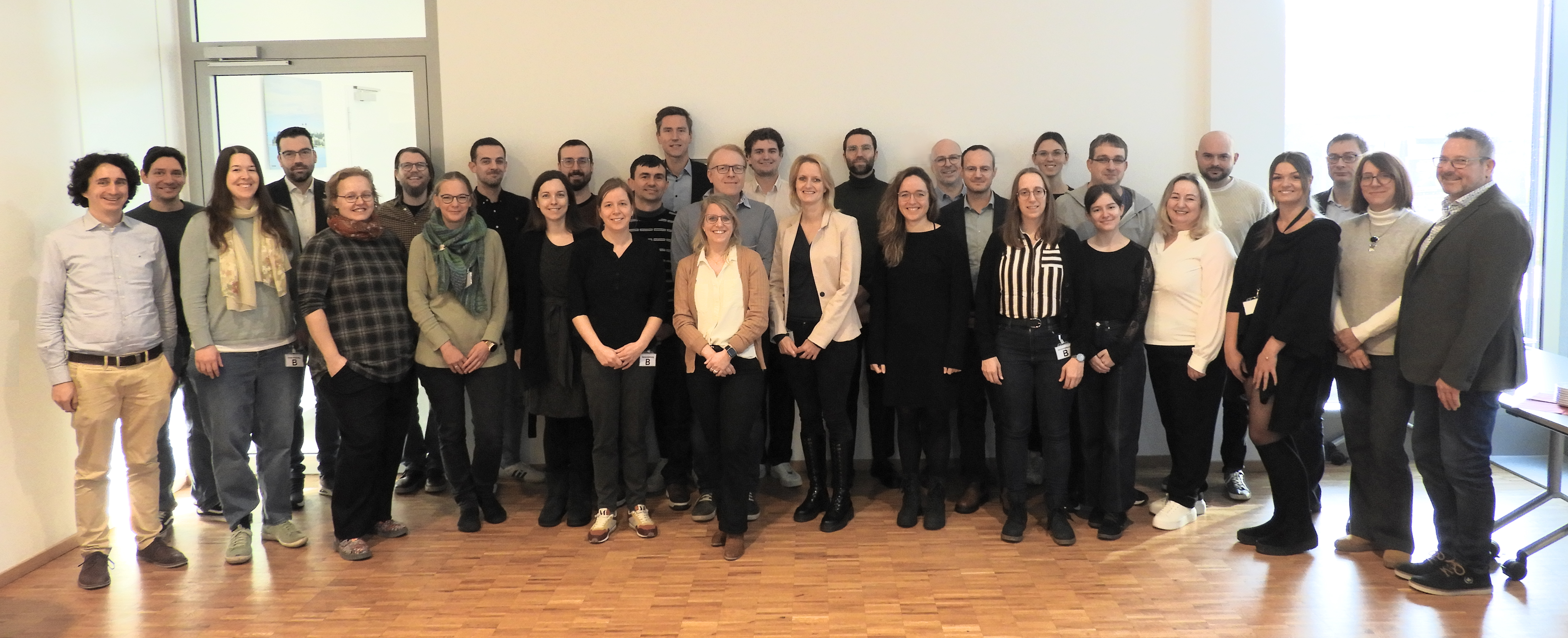 Stehende Gruppe von Fachleuten bei der Sitzung der Städtestatistik