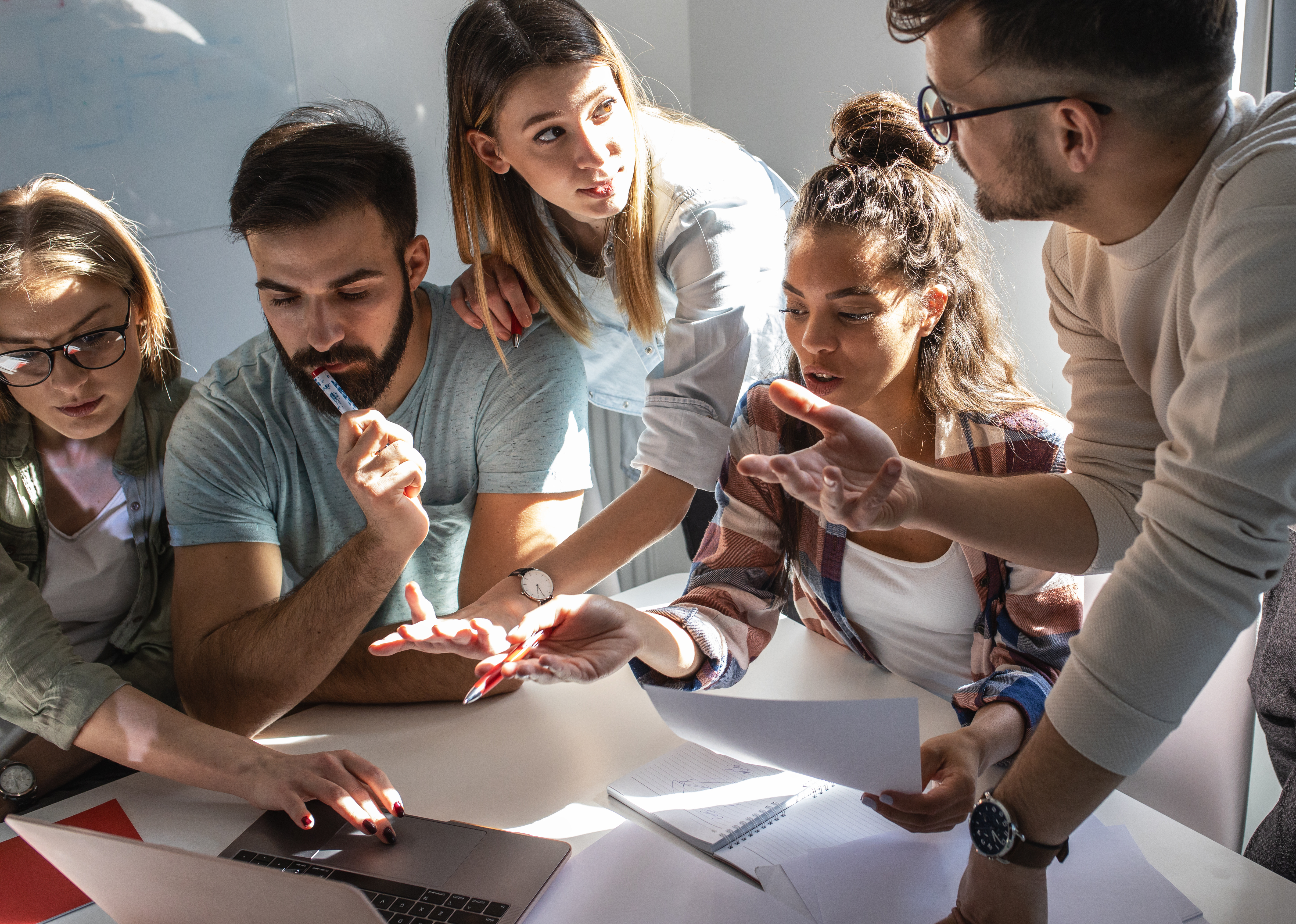 Group of software developing workers on meeting.They discuss about future projects. Symbolbild: Gruppe lernender Schüler
