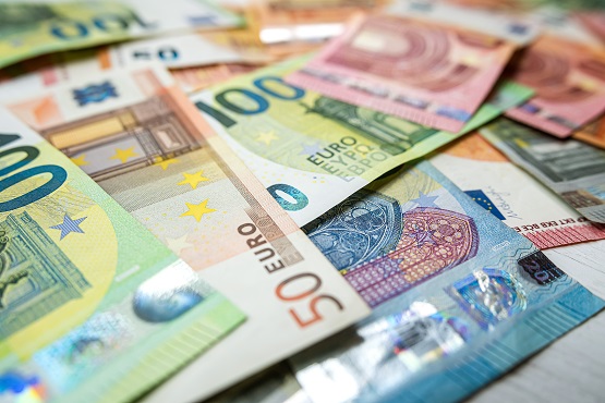 Finance background of different euro bills. European money Symbolbild: Verschiedene Geldscheine