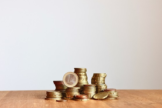 pile of money, stack of money, stacked euro coins on white background, concept of money income, household budget, finances, tax return, invoice, pay salary, shares, profit Symbolbild: Münzstapel