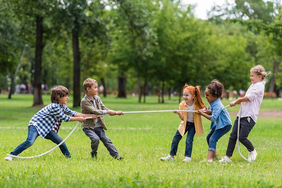 kids playing tug of war Symbolbild: Kinder spielen Tauziehen