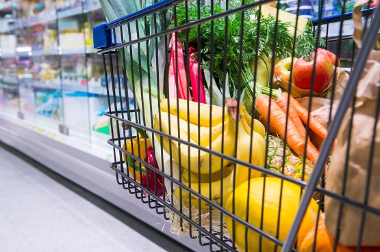 Einkaufswagen voller Einkäufe in einem Supermarkt Symbolbild: Einkaufswagen voller Einkäufe