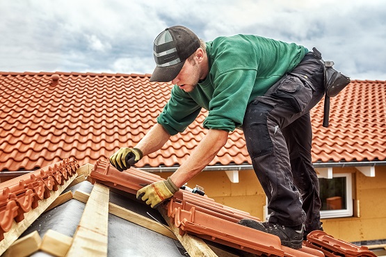 Roofer at work, installing clay roof tiles, Germany Symbolbild: Handwerker
