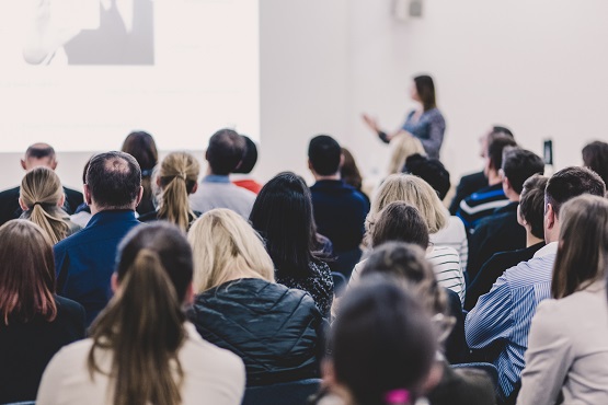 Woman giving presentation on business conference. Symbolbild: Business meeting